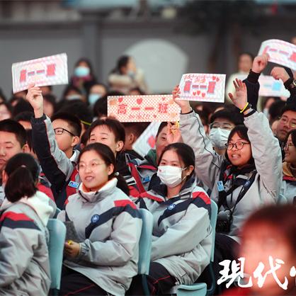 怀疑:新澳门2025最新款免费跟新澳门正版免费挂牌灯牌,适用性计划解读主流释义、解释与落实-谨防欺诈的假营销雾